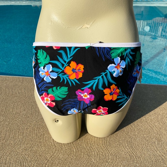 Large Reversible Bikini Bottom - Picture 4 of 9